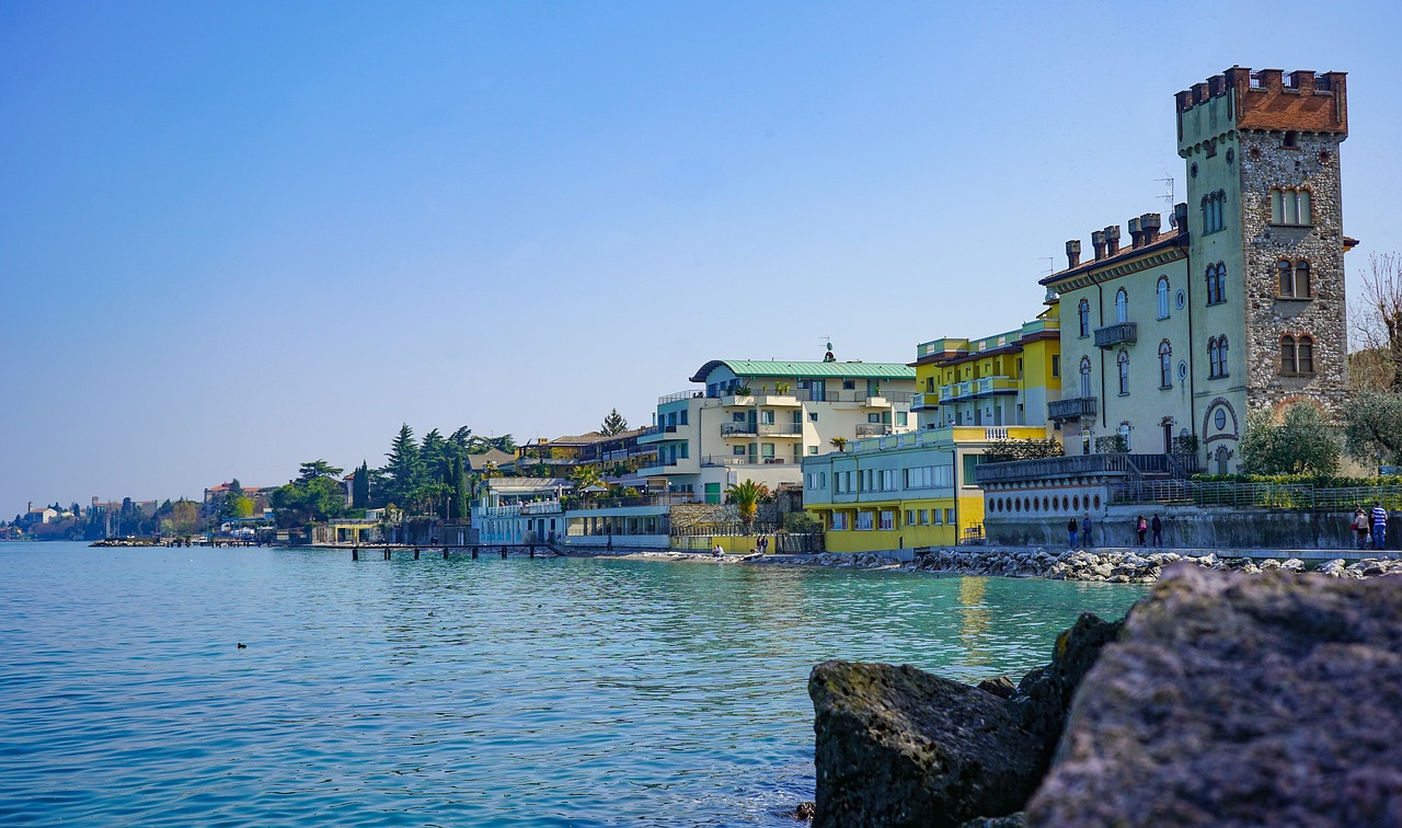 A panoramic tour of Lake Garda by electric car