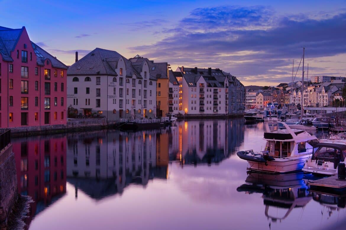 Splendido panorama norvegese di città portuale