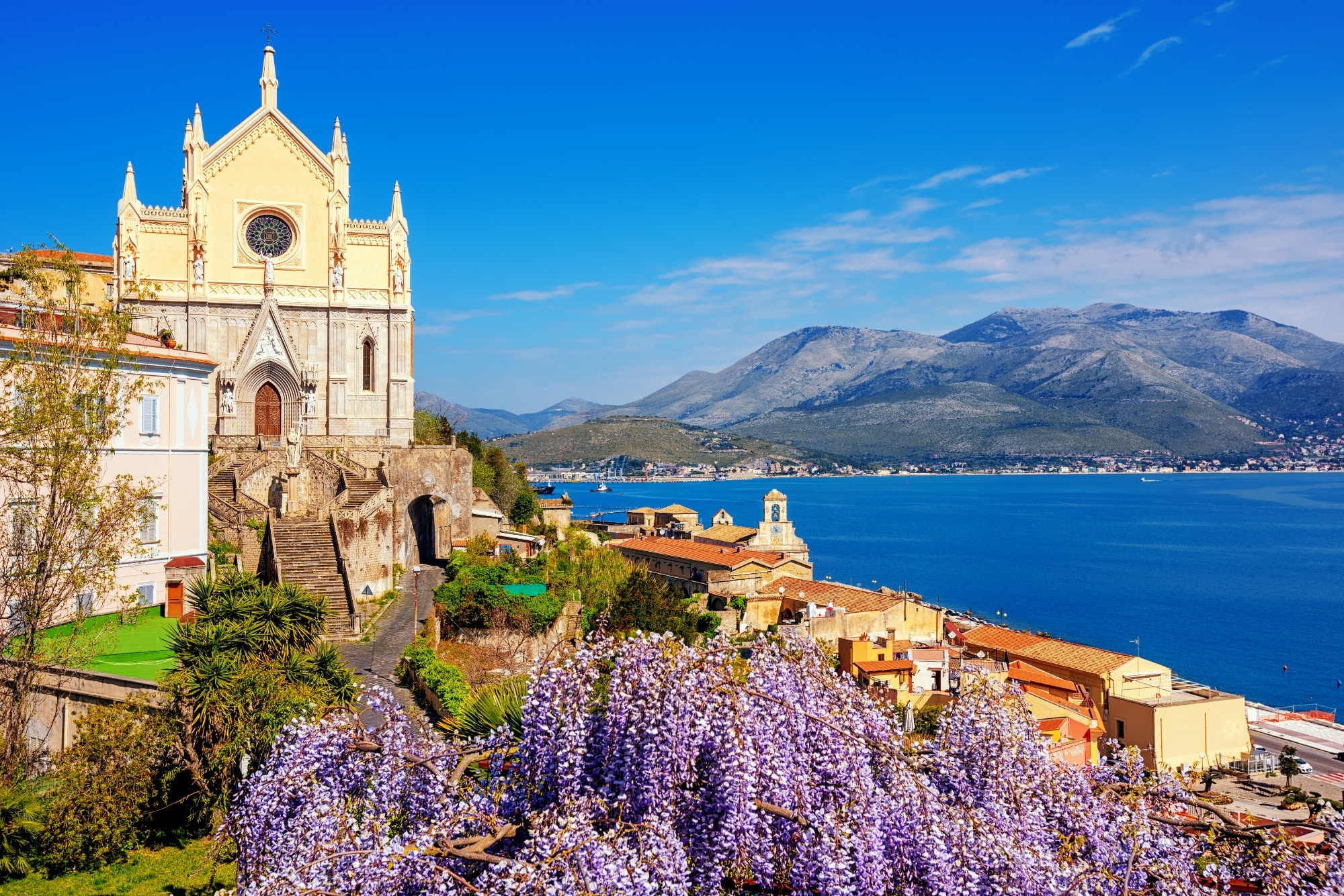 Da Frascati a Gaeta, tra fraschette, laghi vulcanici, porchetta e spiagge