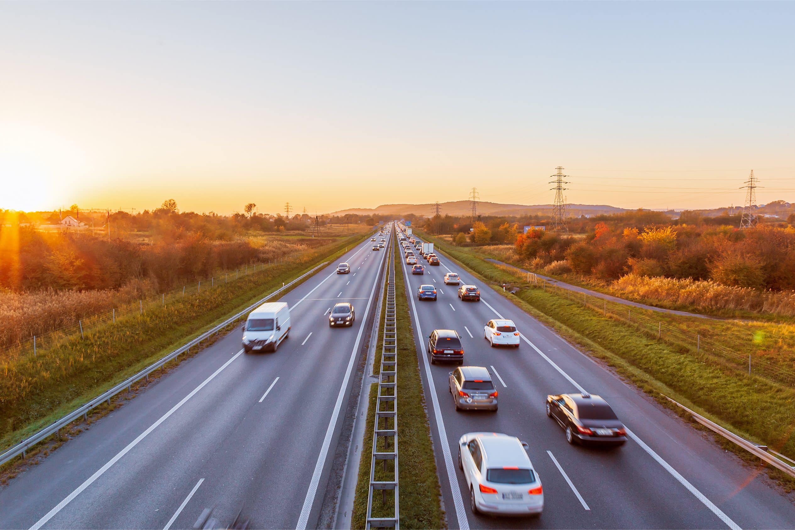 Estate in auto elettrica: come ti organizzo il viaggio perfetto